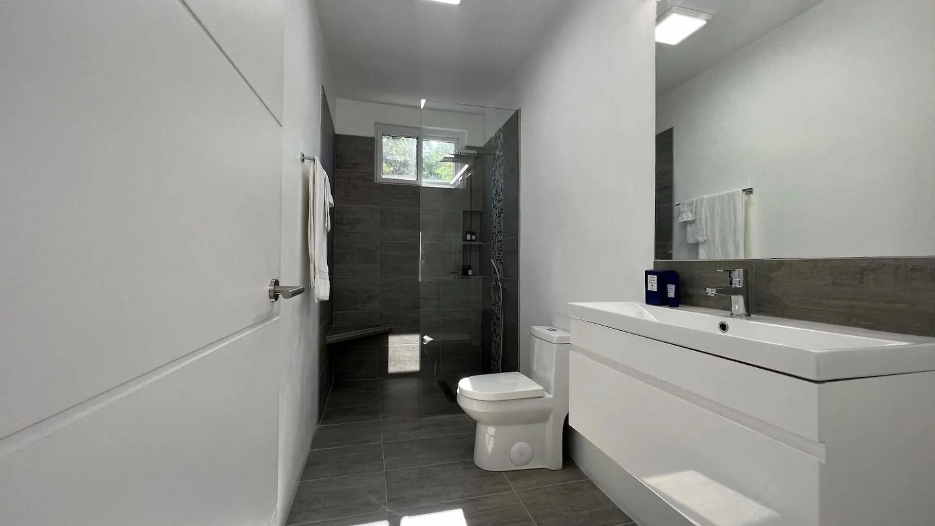 Modern Seaview 2 Bed Apartment Whitehouse