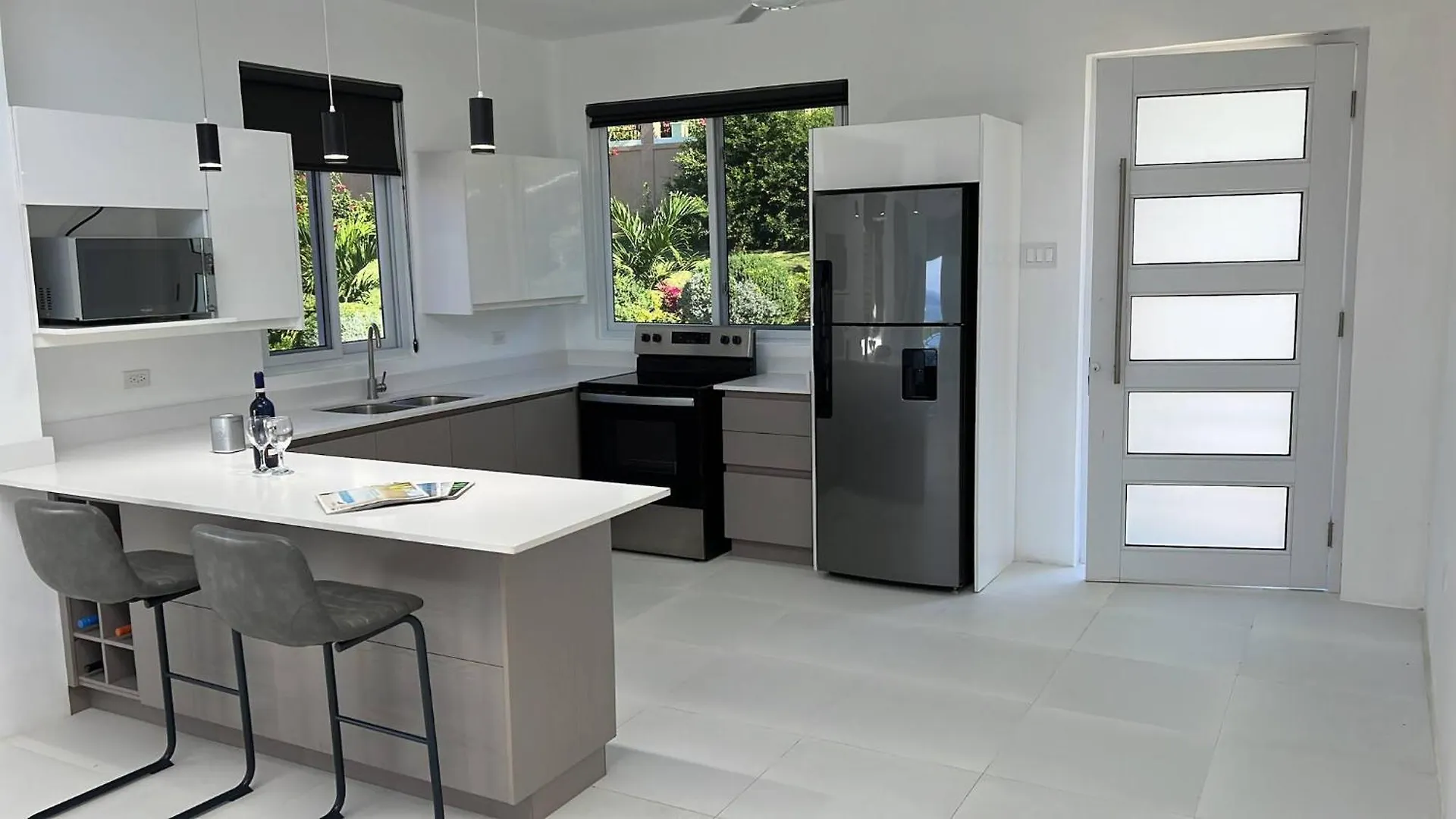 Modern Seaview 2 Bed Apartment Whitehouse 0*,  Jamaica
