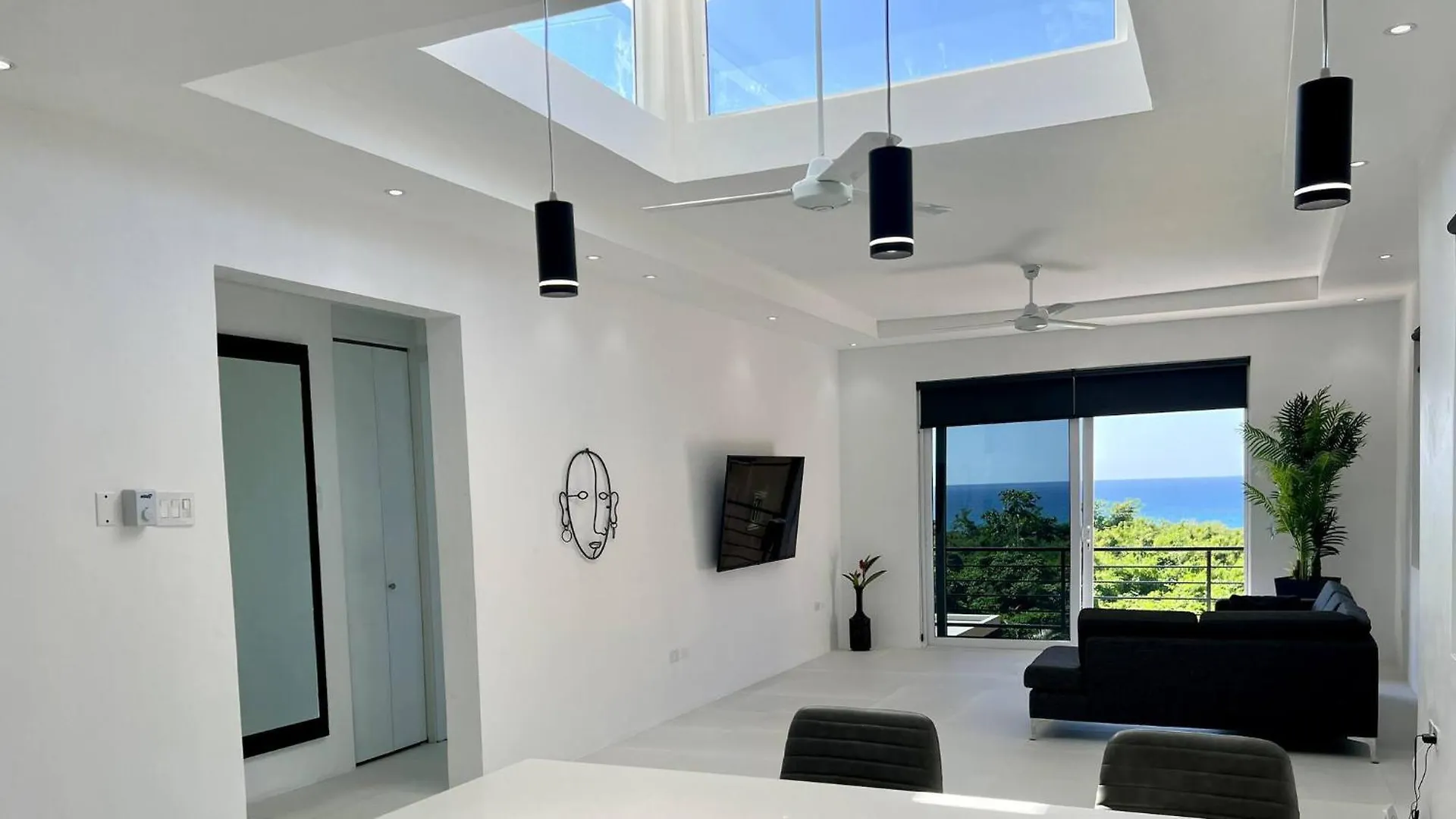 Modern Seaview 2 Bed Apartment Whitehouse