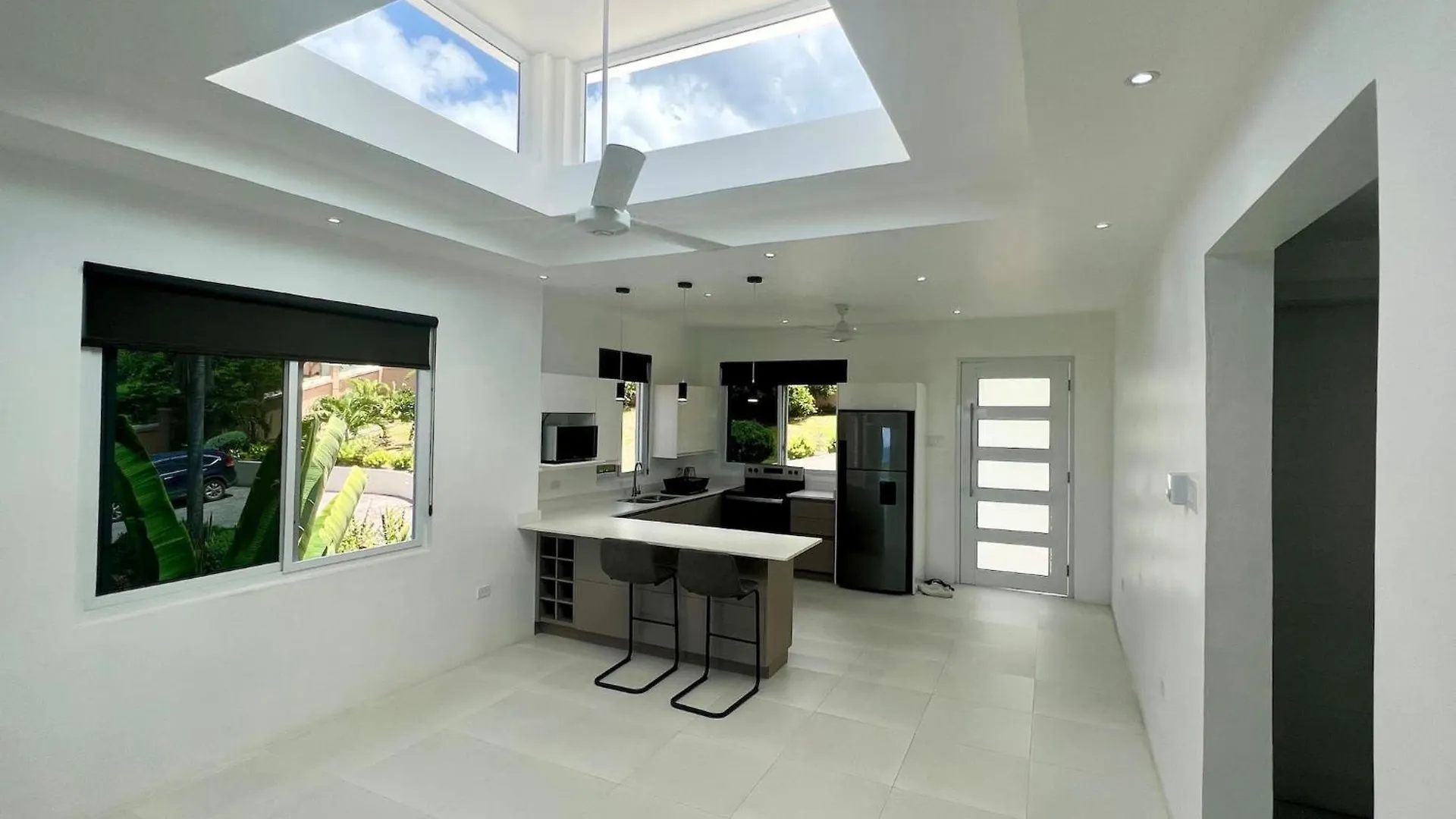Modern Seaview 2 Bed Apartment Whitehouse