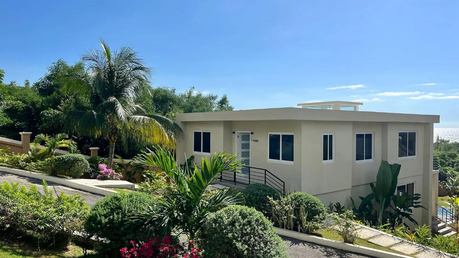 Modern Seaview 2 Bed Apartment Whitehouse Jamaica