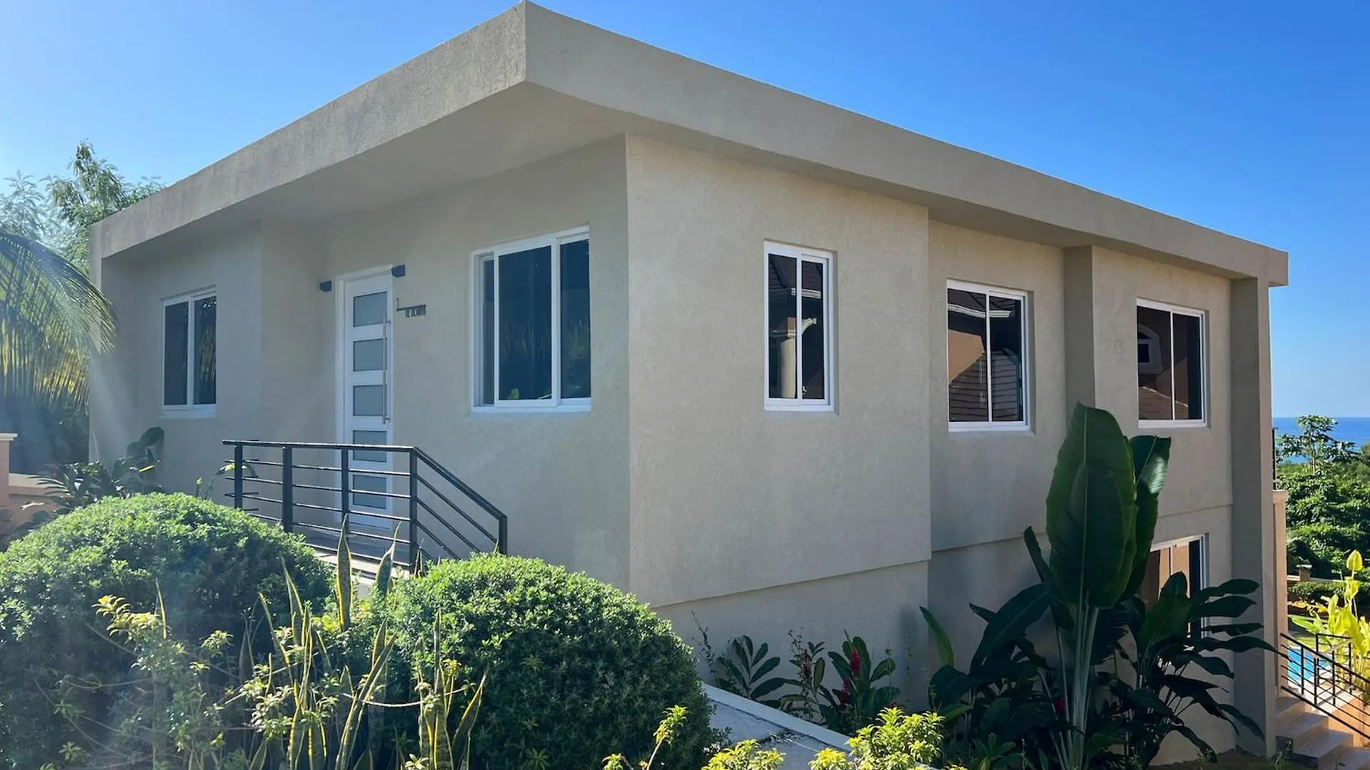 Modern Seaview 2 Bed Apartment Whitehouse